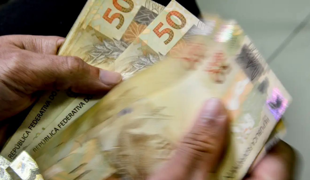 O consumidor também deve comparar as condições oferecidas, conferir o valor total a ser pago, a taxa de juros, o número de parcelas e as consequências de eventual novo atraso antes de concluir a renegociação.