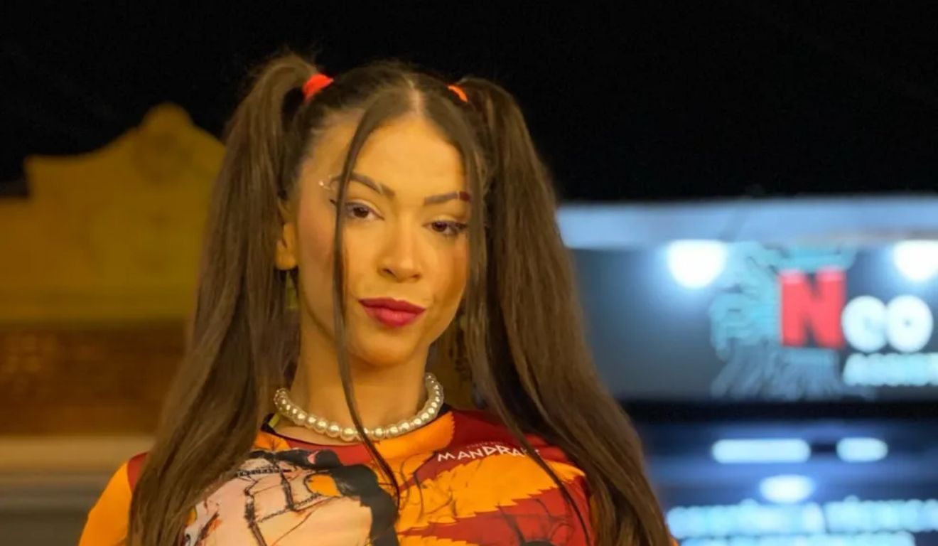 A carreira da artista é marcada por músicas com letras de teor sexual explícito, como "Bota na Pipokinha" e "Tira as Crianças da Sala".
