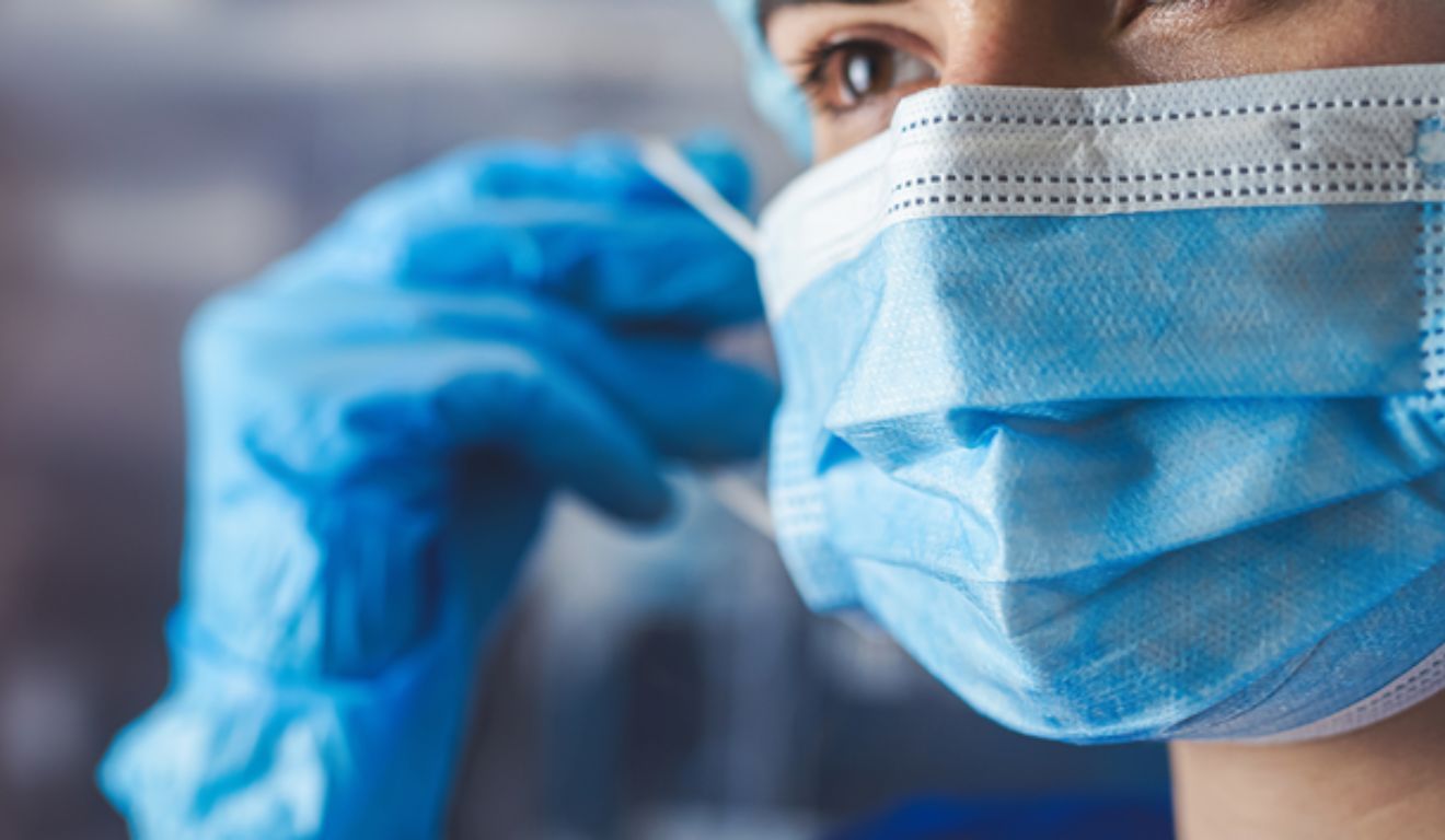 O Enamed foi criado para avaliar a formação de estudantes e profissionais de medicina. Já o Revalida é destinado a médicos formados em instituições de ensino superior estrangeiras que desejam revalidar seus diplomas no Brasil.