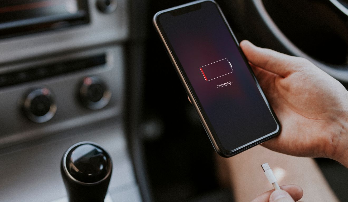 Tão importante quanto carregar o dispositivo é proteger a saúde da bateria. Deixar a carga chegar a zero danifica o componente de forma permanente ao longo do tempo.