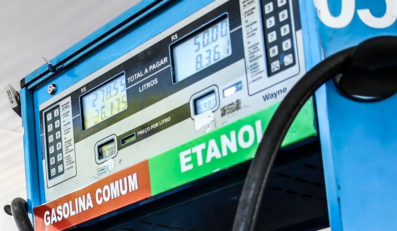 A proposta não elimina a obrigatoriedade da gasolina C, que já possui percentual de etanol definido pela legislação federal