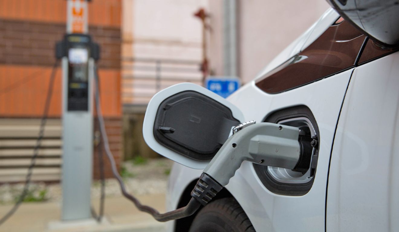 João de Deus Lobato, colunista do DOL, aponta os impactos do carregamento de carros elétricos no Brasil de forma simultânea.