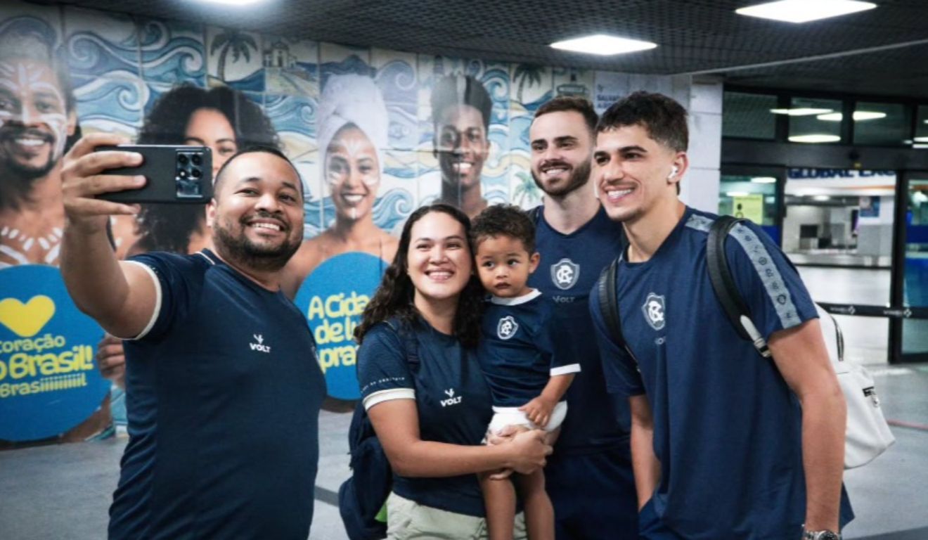 O grupo se mobilizou para receber os jogadores e demonstrar apoio antes do confronto decisivo desta segunda-feira (14).