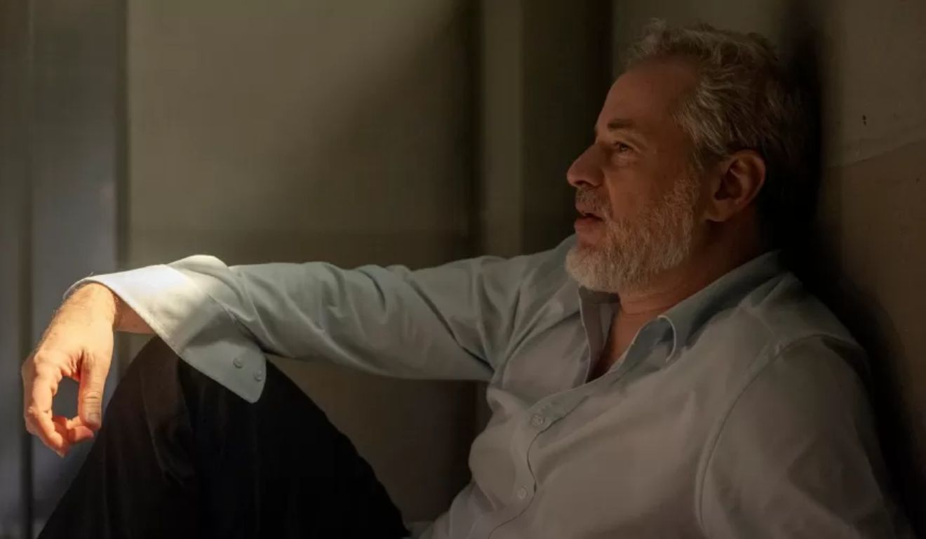 Ademir descobre que Adriana (Letícia Colin) armou o flagrante de Dora (Mariana Ximenes) e André (Henrique Barreira).