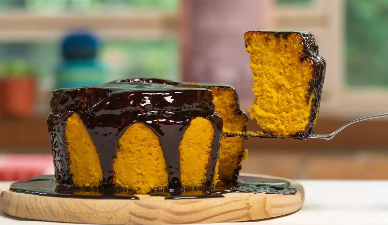 Com poucos ingredientes e um equipamento cada vez mais presente nas cozinhas brasileiras, o bolo de cenoura na airfryer se torna uma alternativa acessível e saborosa para qualquer hora do dia.