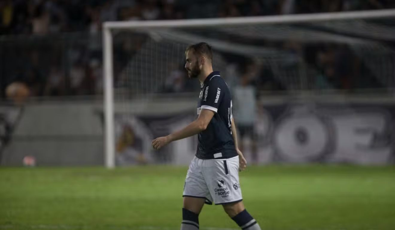 Segundo a súmula do árbitro Wilton Pereira Sampaio, Poveda disse à equipe de arbitragem: "vocês são fracos e tendenciosos".