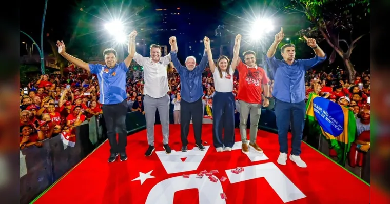 Lula discursa para cerca de 100 mil pessoas em Belém ao lado de Hana, Helder e Chicão.