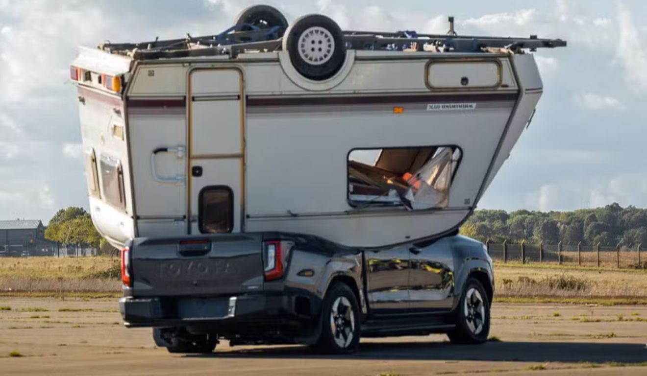 A Toyota deixou a escolha do desafio nas mãos dos usuários do Reddit, que escolheram pela queda do trailer.