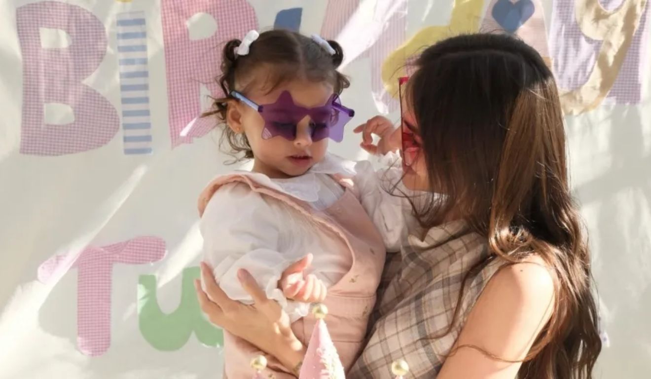 Os prints divulgados pela influenciadora mostram postagens com ofensas à criança e à mãe, especulações sobre saúde e ataques de cunho sexual contra Amanda.