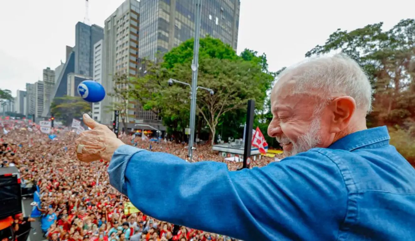 Ao participar de ato na Avenida Paulista, em São Paulo (SP), Lula questionou a imparcialidade de decisões contrárias à sua candidatura e disse que o PT vai acionar a Justiça contra a suspensão do canal.