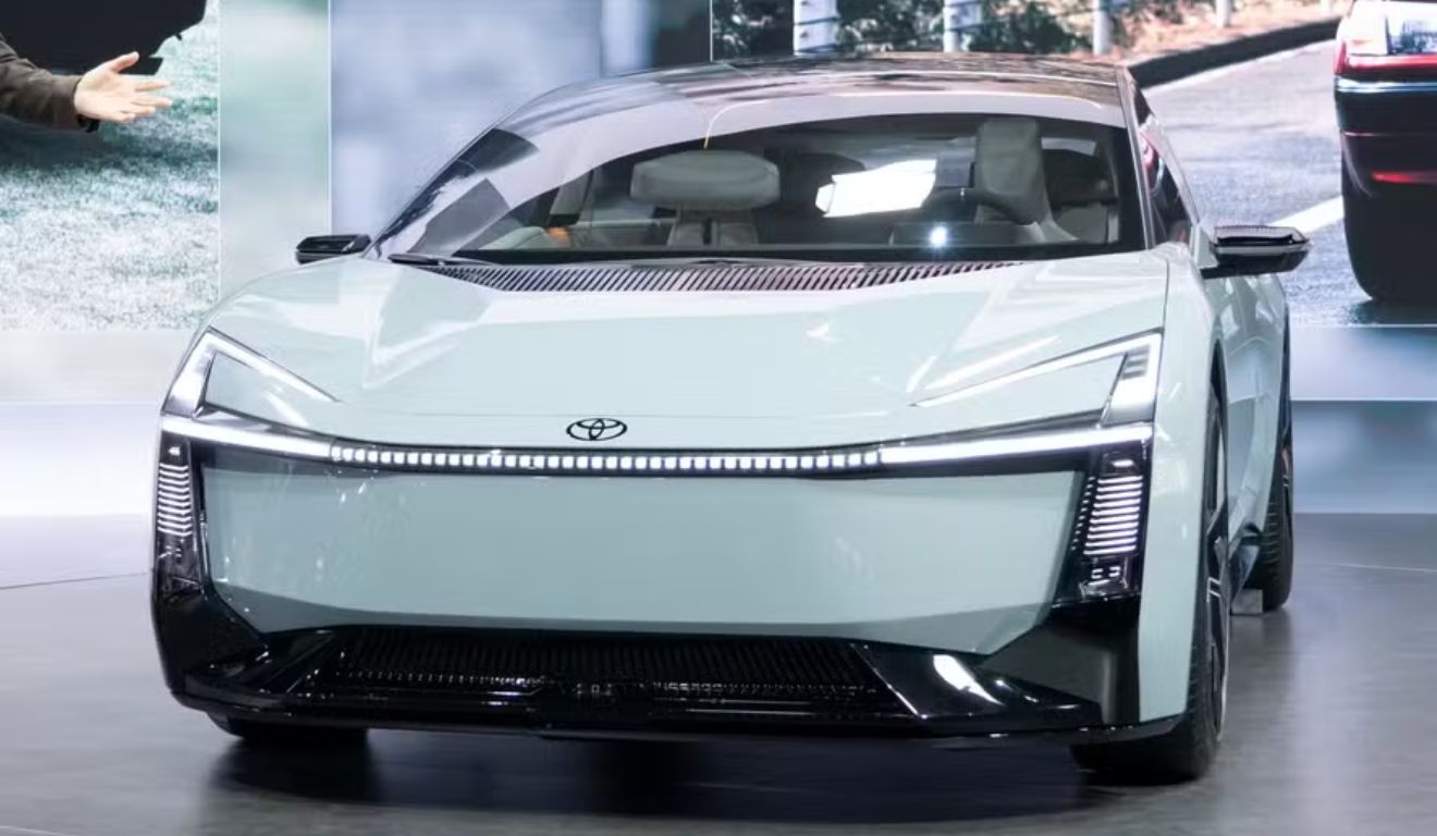 O sedã elétrico deve chegar com opções de um ou dois motores e autonomia estimada em 400 km.