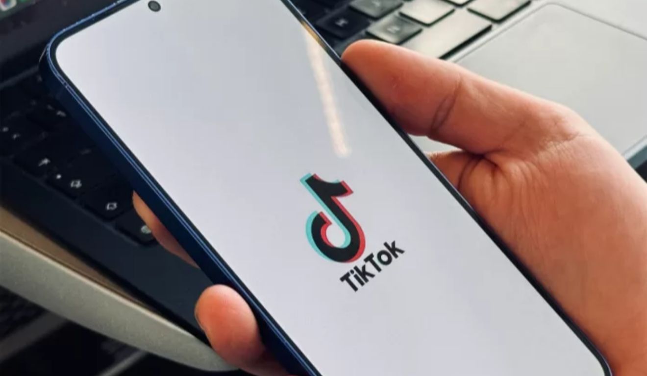 ByteDance também se comprometeu a reforçar a proteção de menores no TikTok, com configurações de privacidade mais restritivas aplicadas automaticamente a usuários com menos de 16 anos.