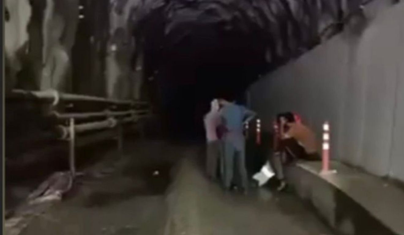 A suspeita é que os trabalhadores tenham buscado abrigo ou ficado presos nos túneis usados para transportar a água dos rios do Himalaia até as turbinas.