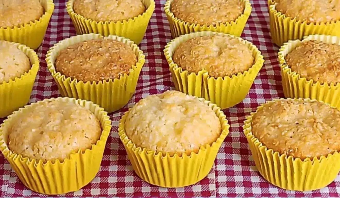 O contraste entre o coco e o parmesão garante o sabor característico da queijadinha, enquanto o leite condensado deixa a textura cremosa e irresistível.
