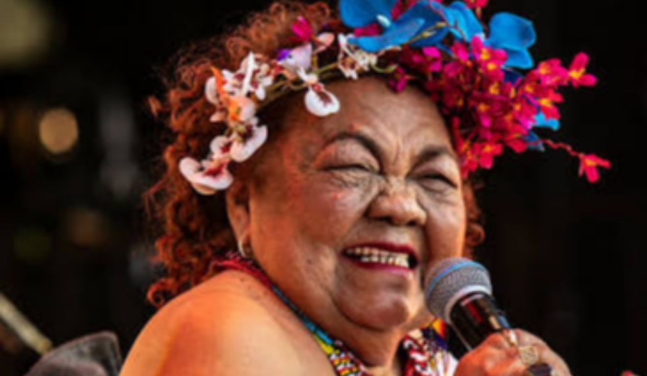 Produção apresenta trajetória artística da cantora e elementos culturais que ajudaram a construir sua identidade musical.