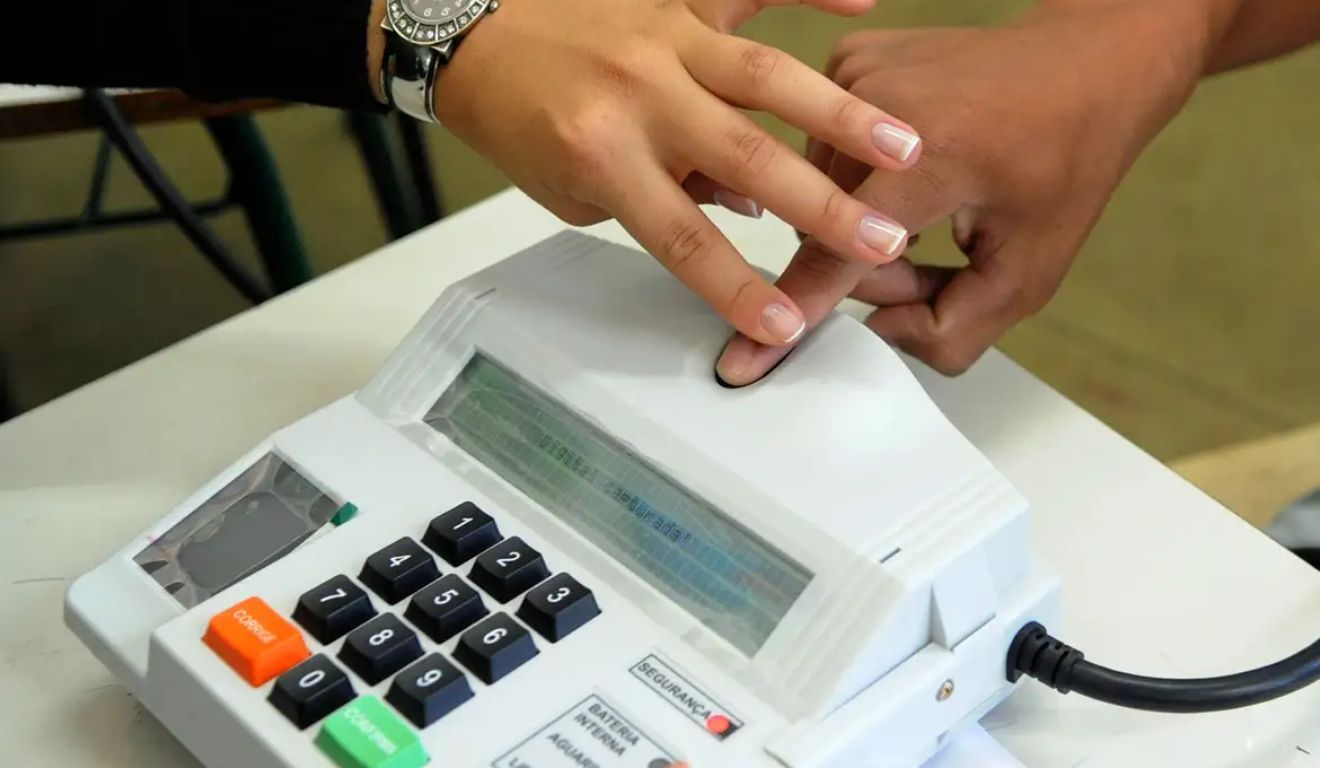Para participar da eleição, é necessário estar com a situação regular no Cadastro Eleitoral e apresentar a documentação exigida pela Justiça Eleitoral.