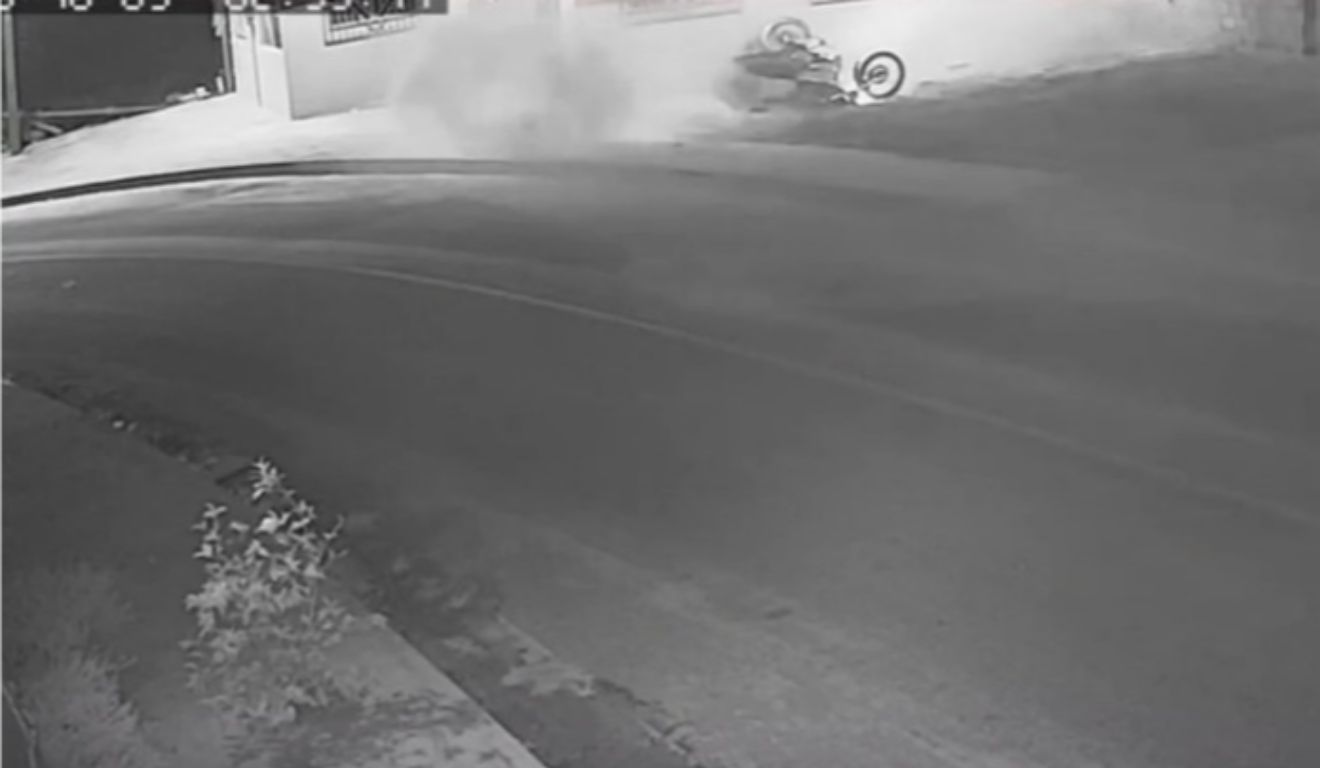 Adolescente morreu após colidir contra uma parede.