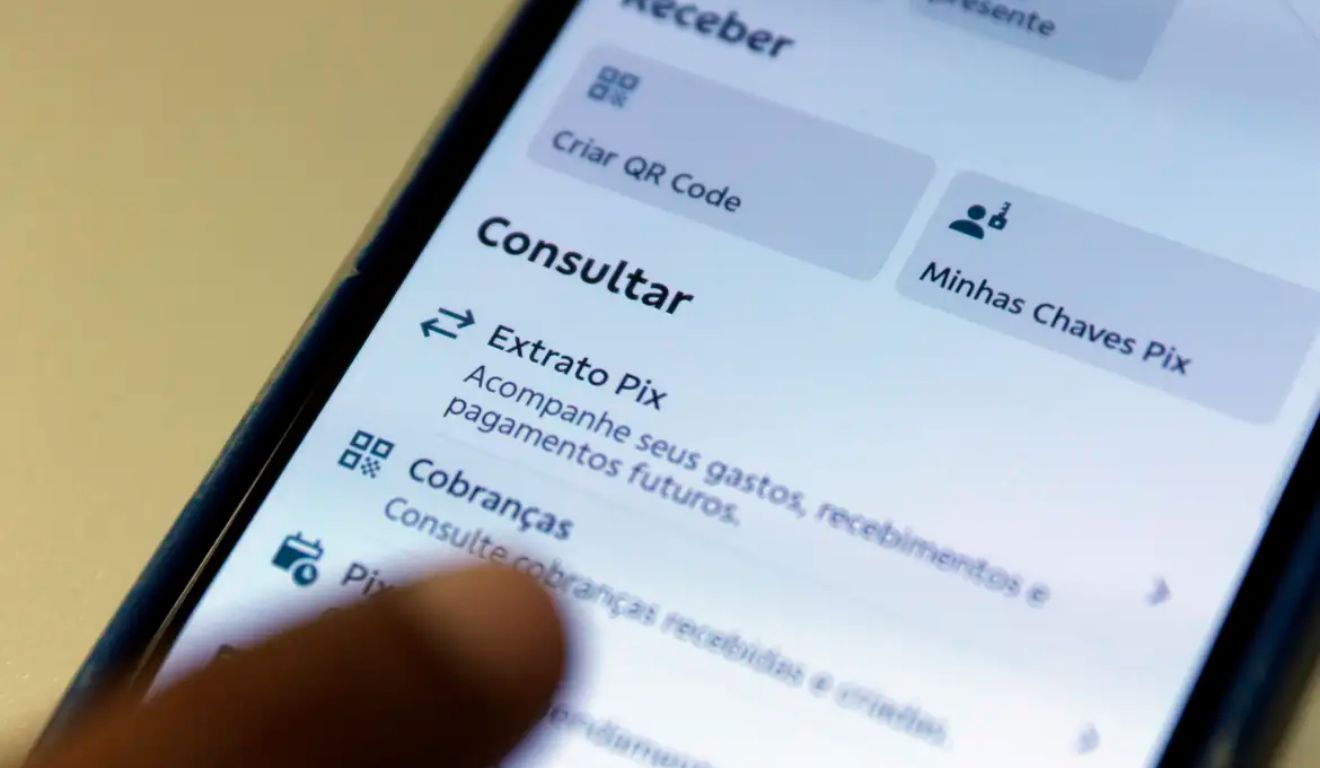 Depois que a operação é efetivada, a primeira medida recomendada é procurar o recebedor e solicitar a devolução da quantia.