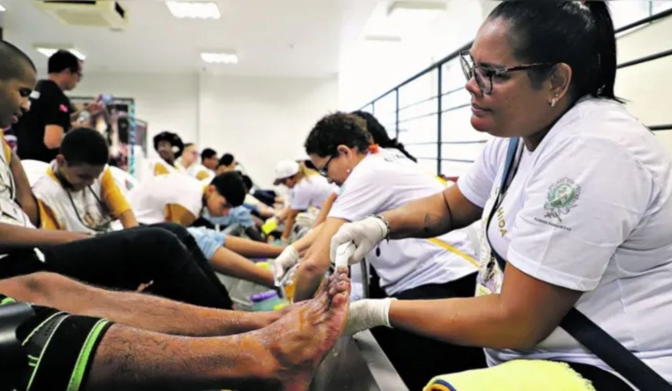 Voluntários reforçam acolhimento dos devotos que participam das procissões do Círio de Nazaré.