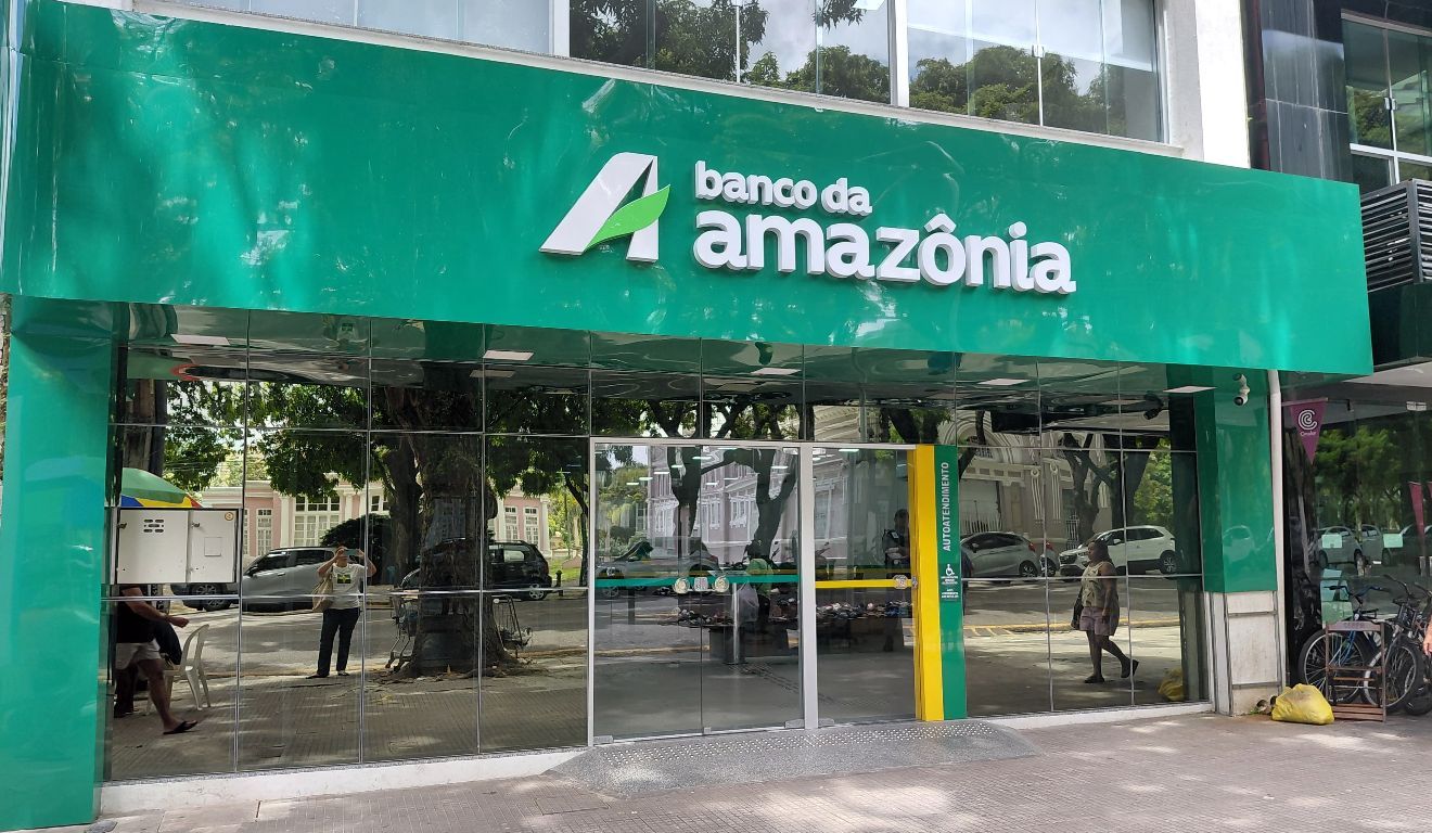 O Banco da Amazônia destinou R$ 9,75 bilhões em créditos para mulheres empreendedoras de 2024 a 2026. A instituição oferece diversas linhas para os setores rural e urbano, com destaque para o FNO Amazônia Pra Elas.