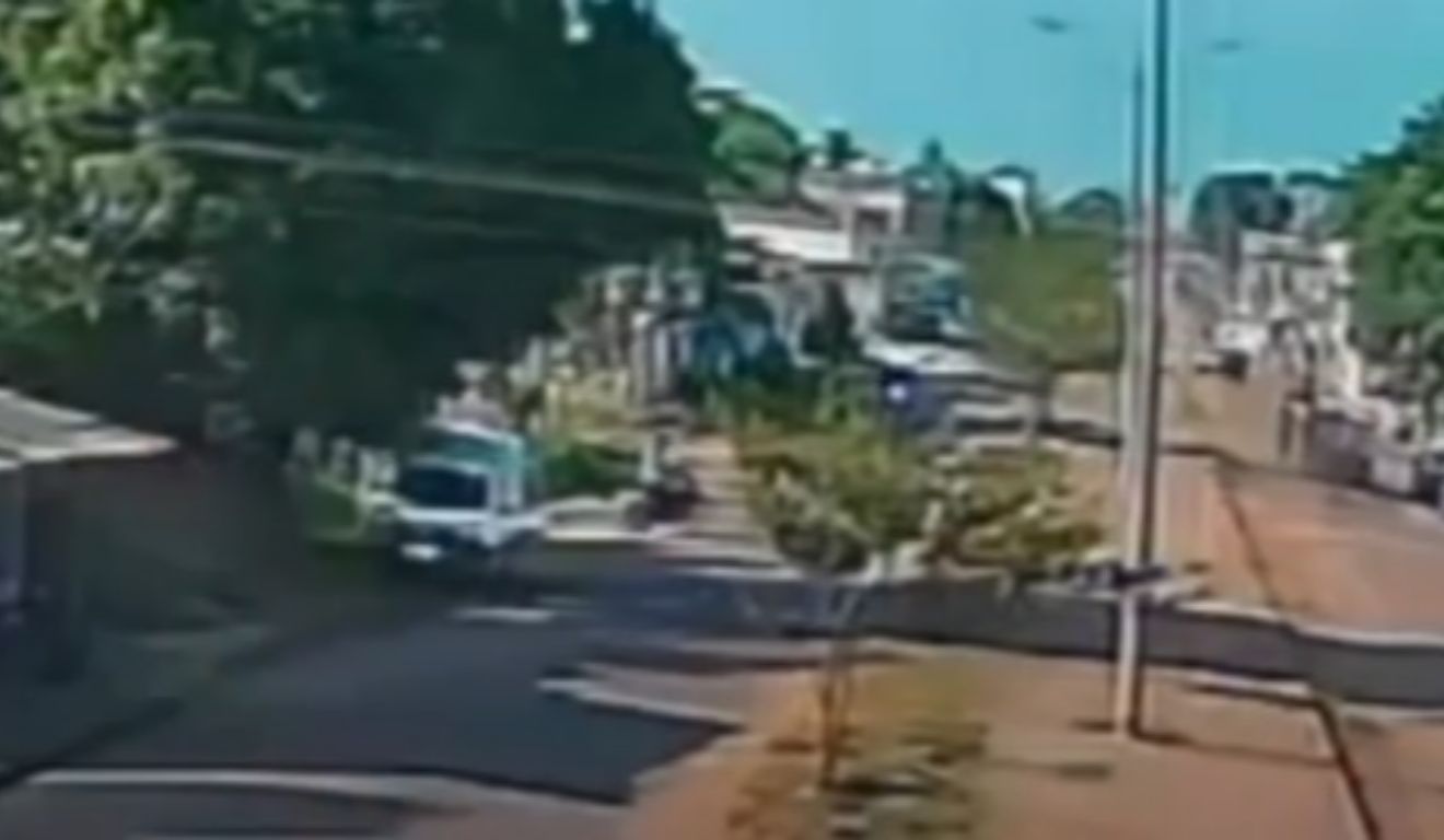 Imagens mostram o momento em que o suspeito rouba a moto doo oficial de Justiça