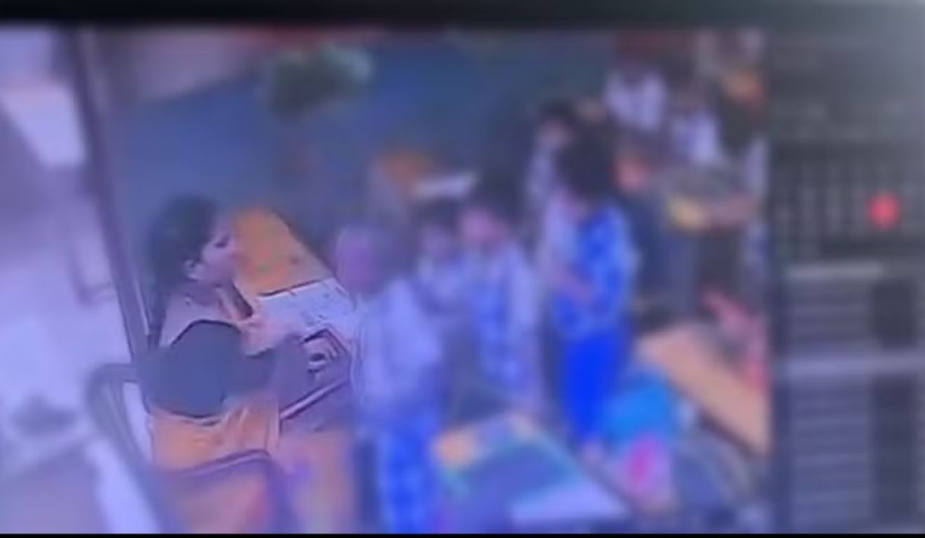 As câmeras de monitoramento registraram o momento da agressão contra a criança