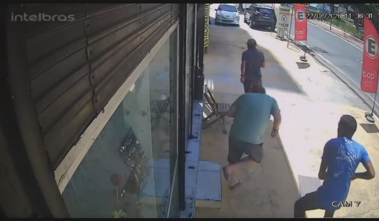 O empresário reagiu e acabou baleado pelo suspeito de camisa azul