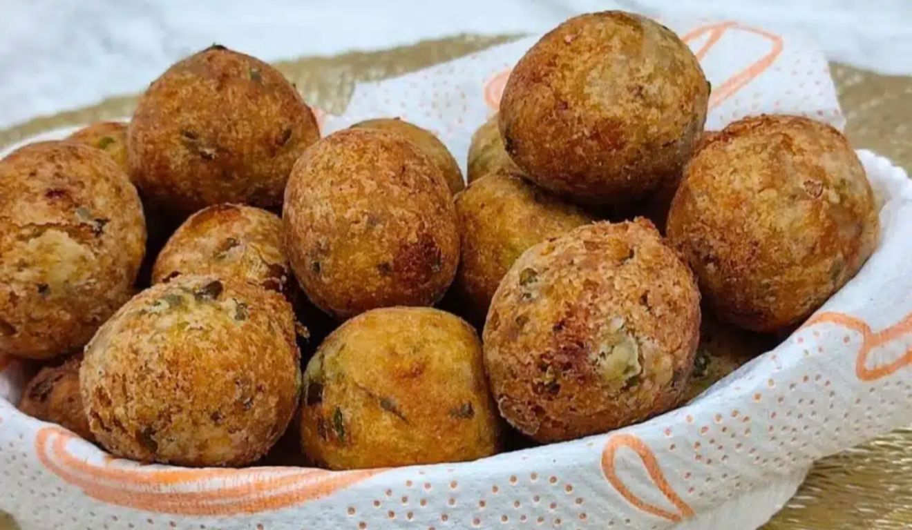 O bolinho feito com sardinha é um delicioso petisco, barato e fácil de fazer