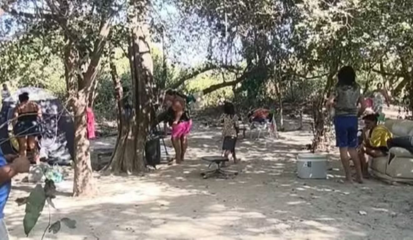 A morte da criança mobilizou os moradores da comunidade, que se divertiam antes da fatalidade
