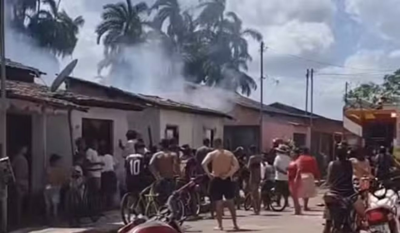 O incêndio logo se alastrou e destruiu a residência
