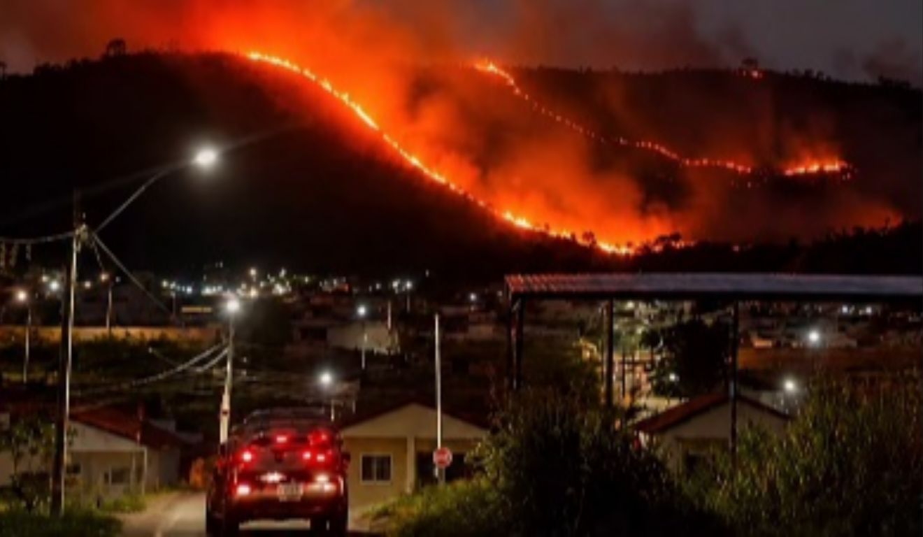 O fogo foi visto de longe e, por sorte, não atingiu casas e nem pessoas