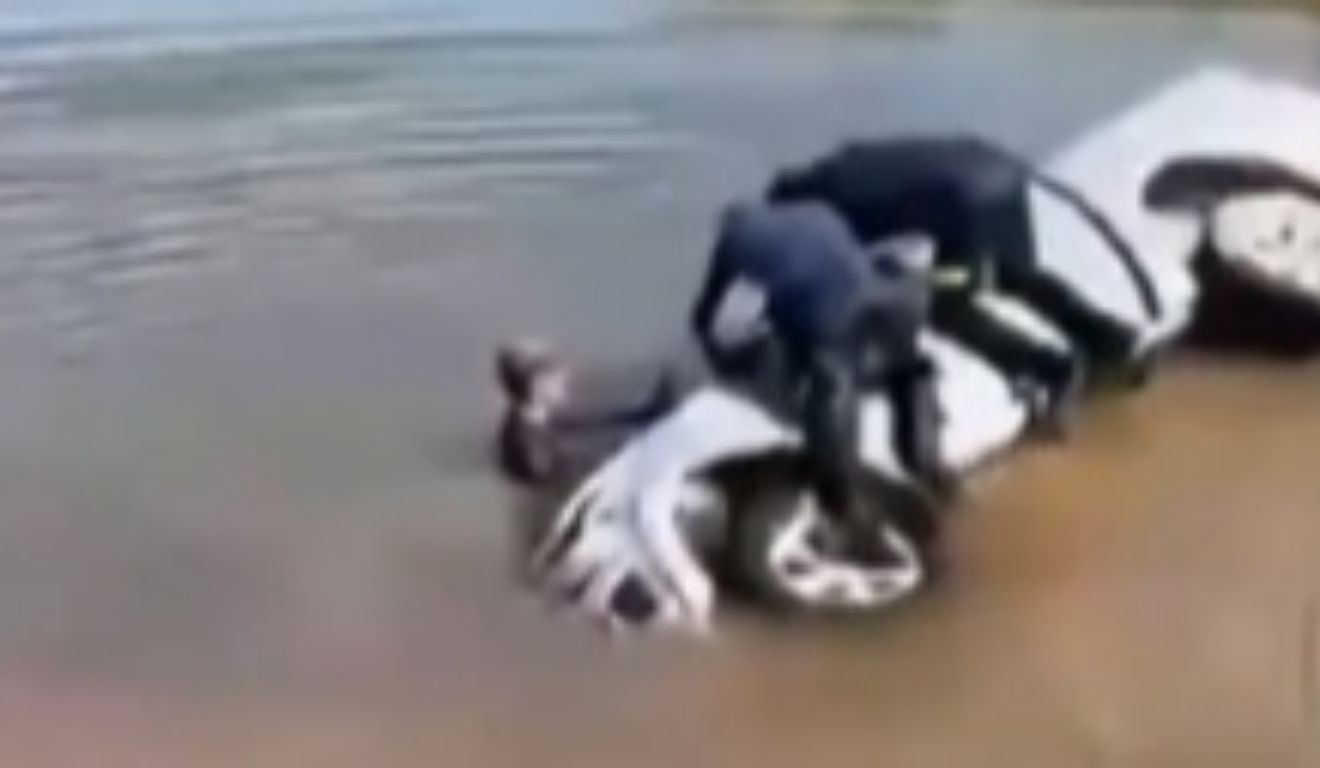Policiais mergulharam na represa para tirar o homem de dentro do carro