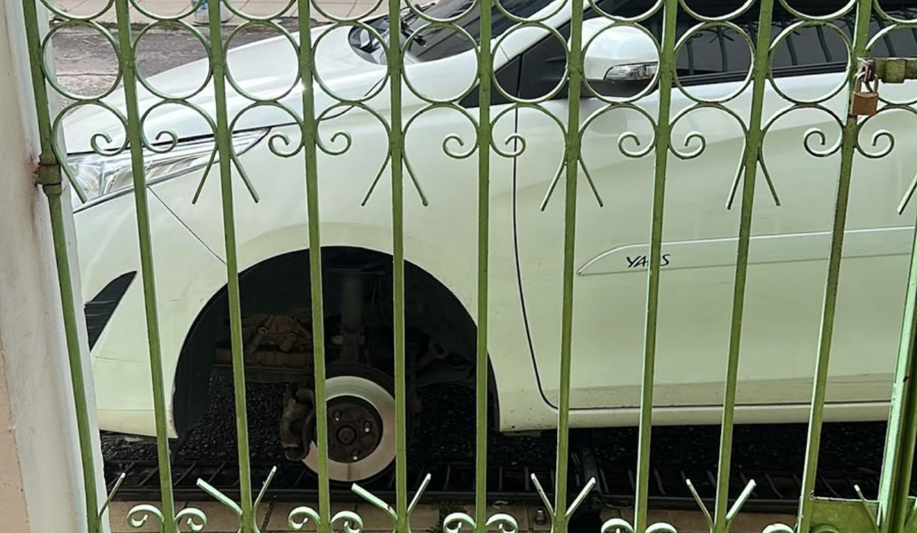 O suspeito tentou invadir casas, mas não conseguiu. Para não sair de mãos vazias, furtou a roda de um carro