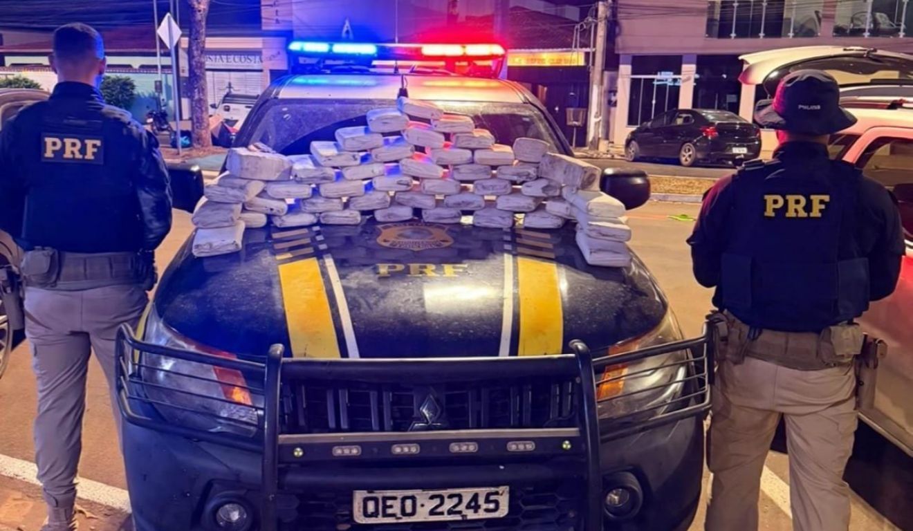 Os agentes da PRF encontraram a droga escondido perto do painel do veículo