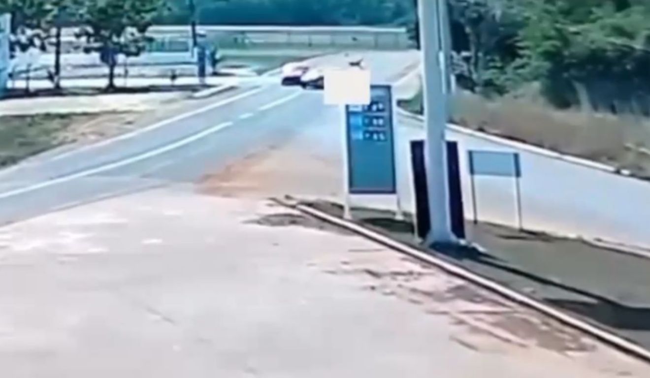O condutor do automóvel fez a ultrapassagem perigosa que pegou o motociclista de surpresa