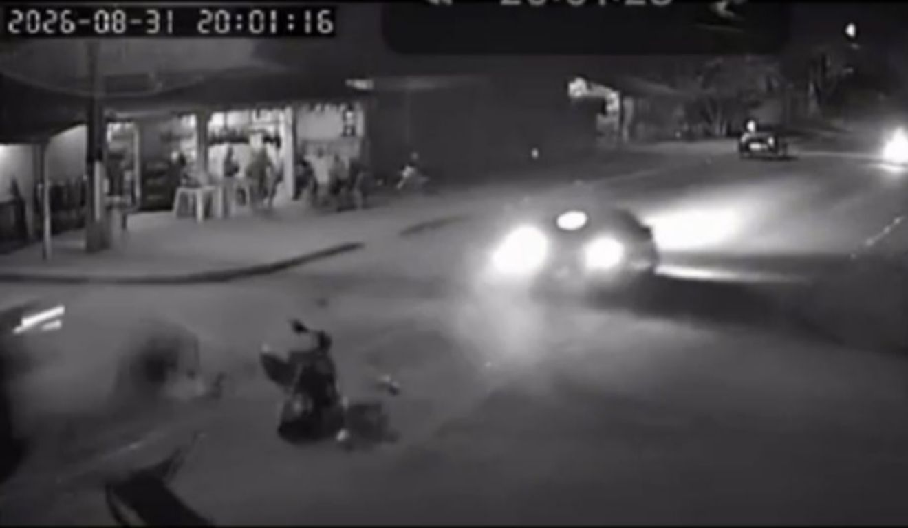 O impacto da colisão foi tão forte que o homem foi arremessado e a motocicleta destruída