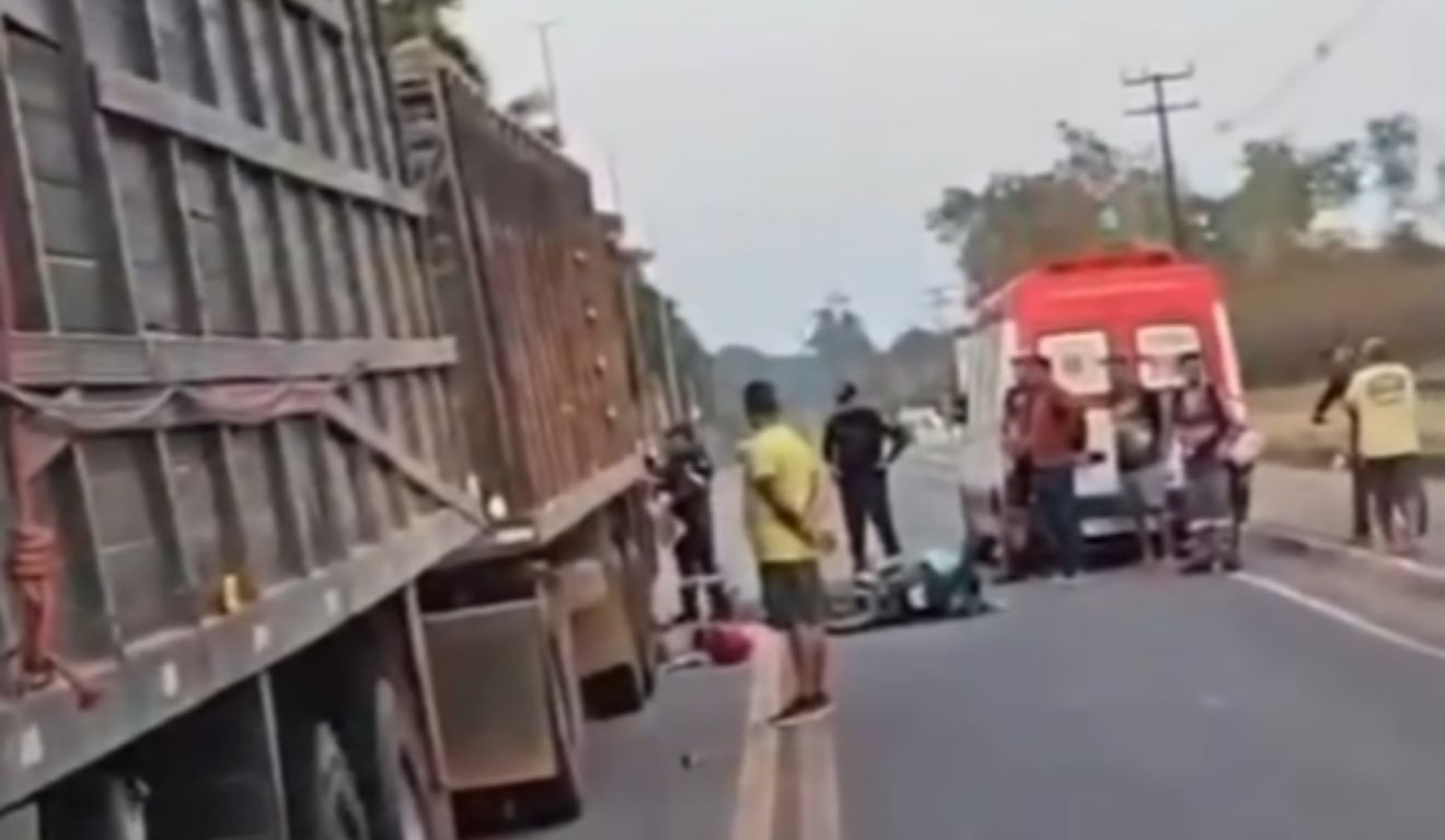 O motociclista seguia para o trabalho, quando caiu na pista e foi atingido pelo caminhão