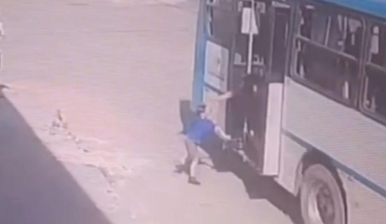 Motorista do ônibus arrancou antes da criança e mãe descerem e quase resulta em fatalidade
