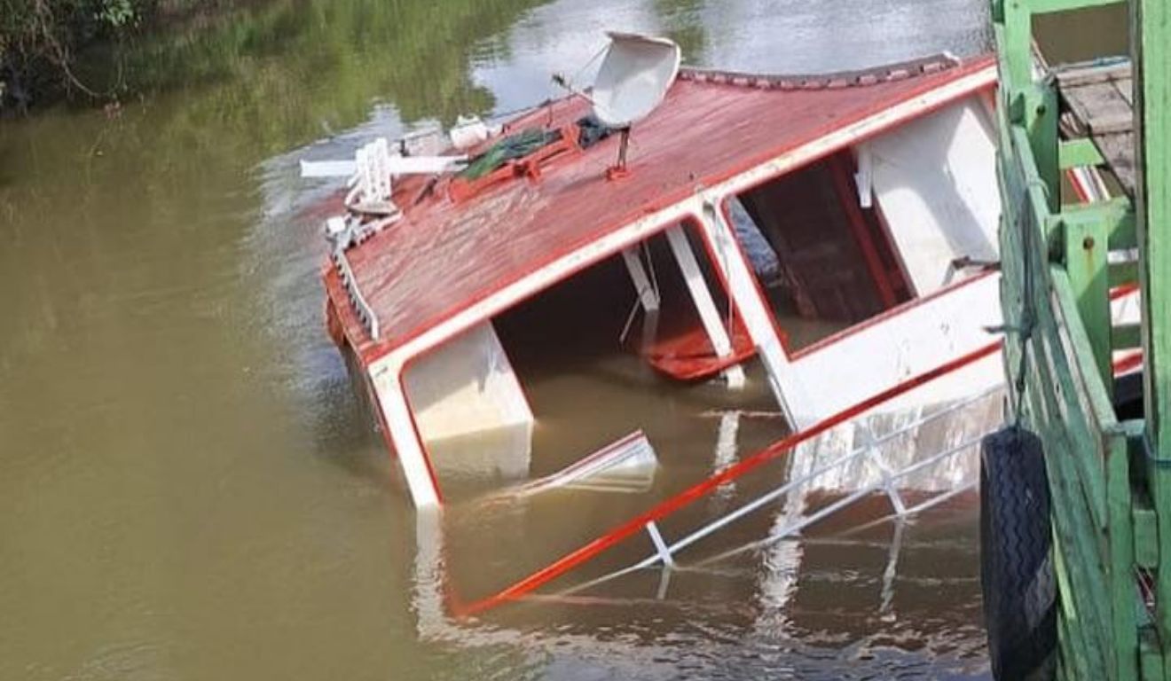 A embarcação naufragou e 60 búfalos morreram afogados