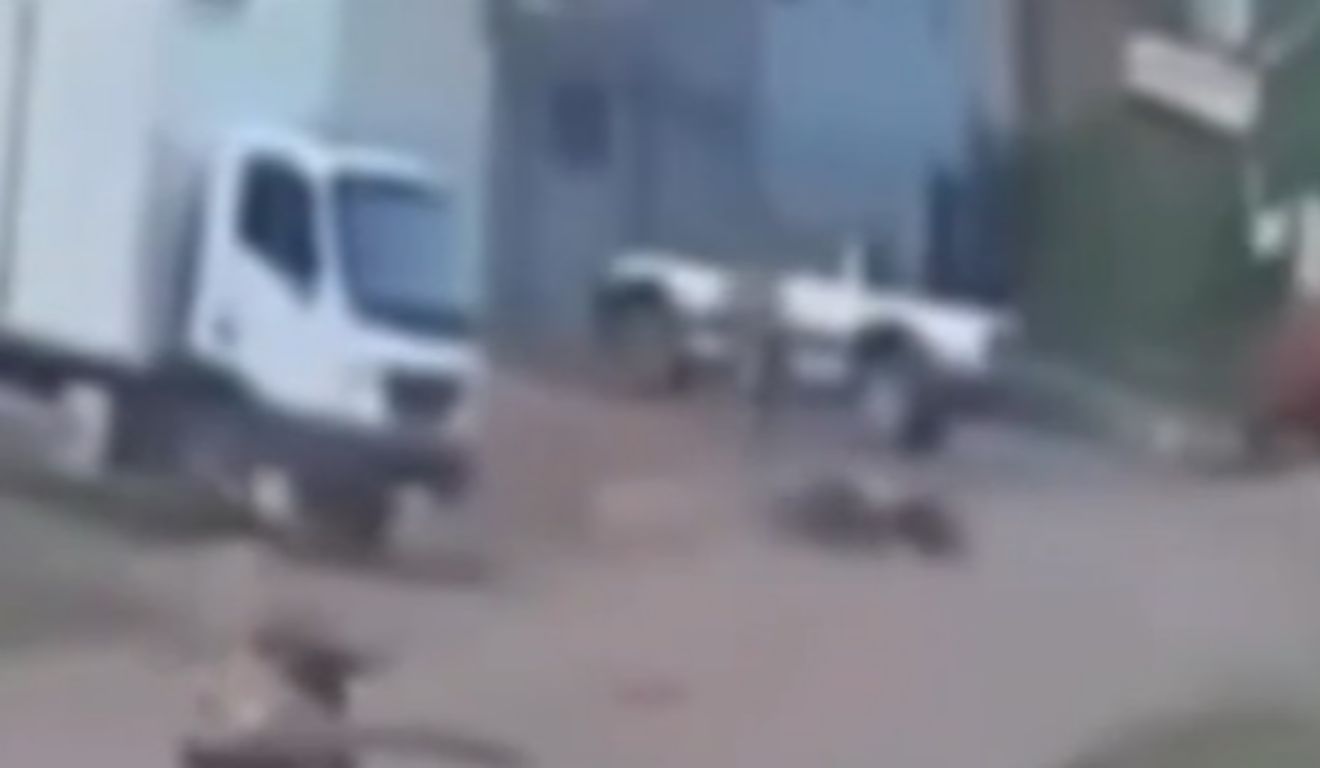 Ele teve um leve choque com outra motocicleta, perdeu o controle e colidiu com caminhonete