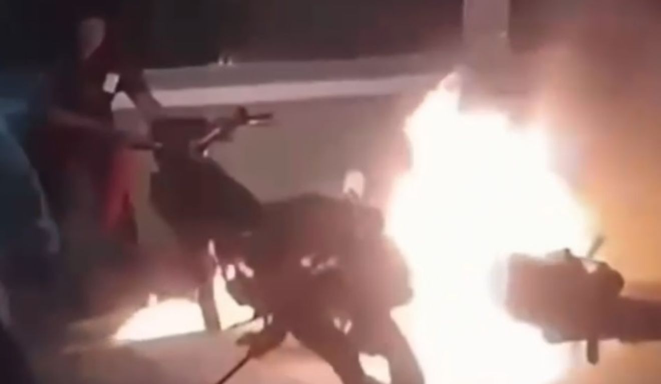 A motocicleta atingida foi completamente destruída pelo fogo