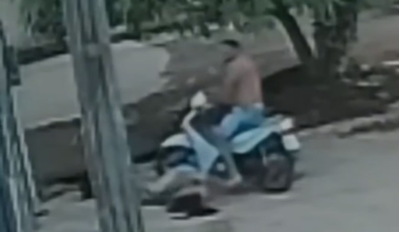 O homem desferiu golpes com o capacete, socos, chutes e ainda tentou passar com a moto em cima da mulher