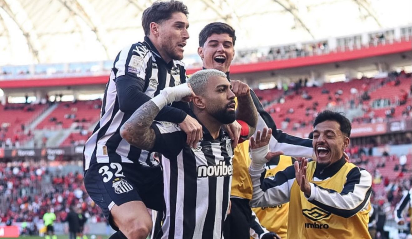 Gabigol, autor de dois gols da vitória contra o Inter (RS), comemora junto com os companheiros