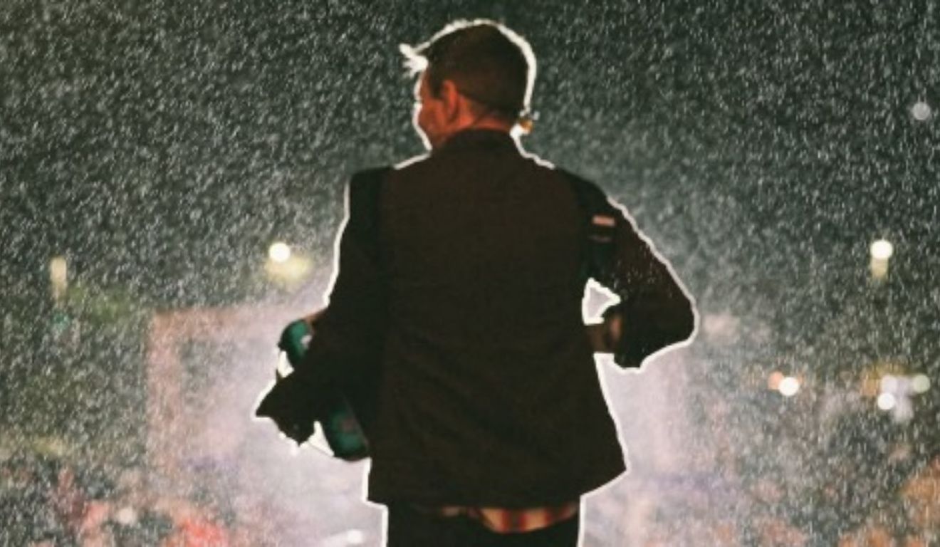 Apesar da forte chuva, Michel Teló seguiu no palco agitando os fãs