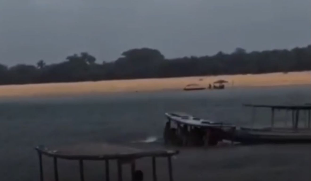 A embarcação afundou e os passageiros pularam na água para se salvarem
