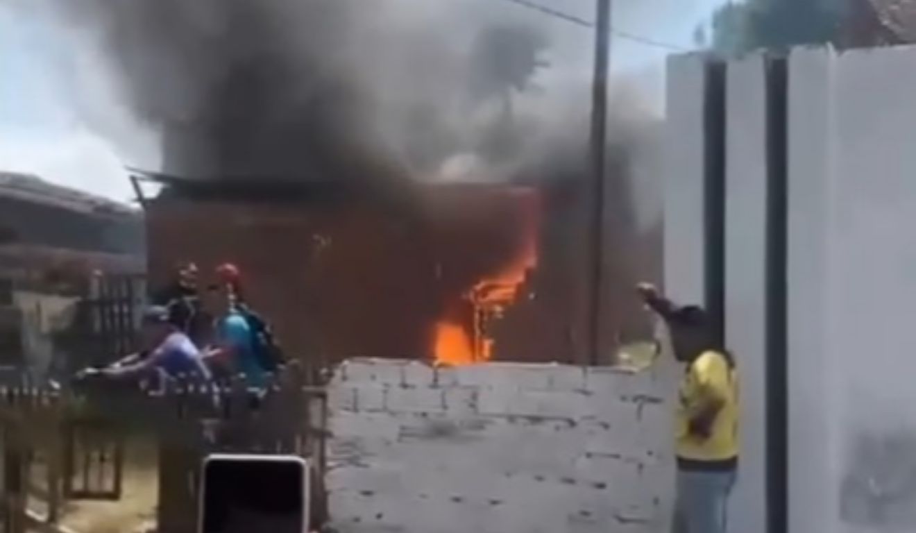 As chamas no imóvel foram contidas pelos bombeiros antes que atingisse outras residências