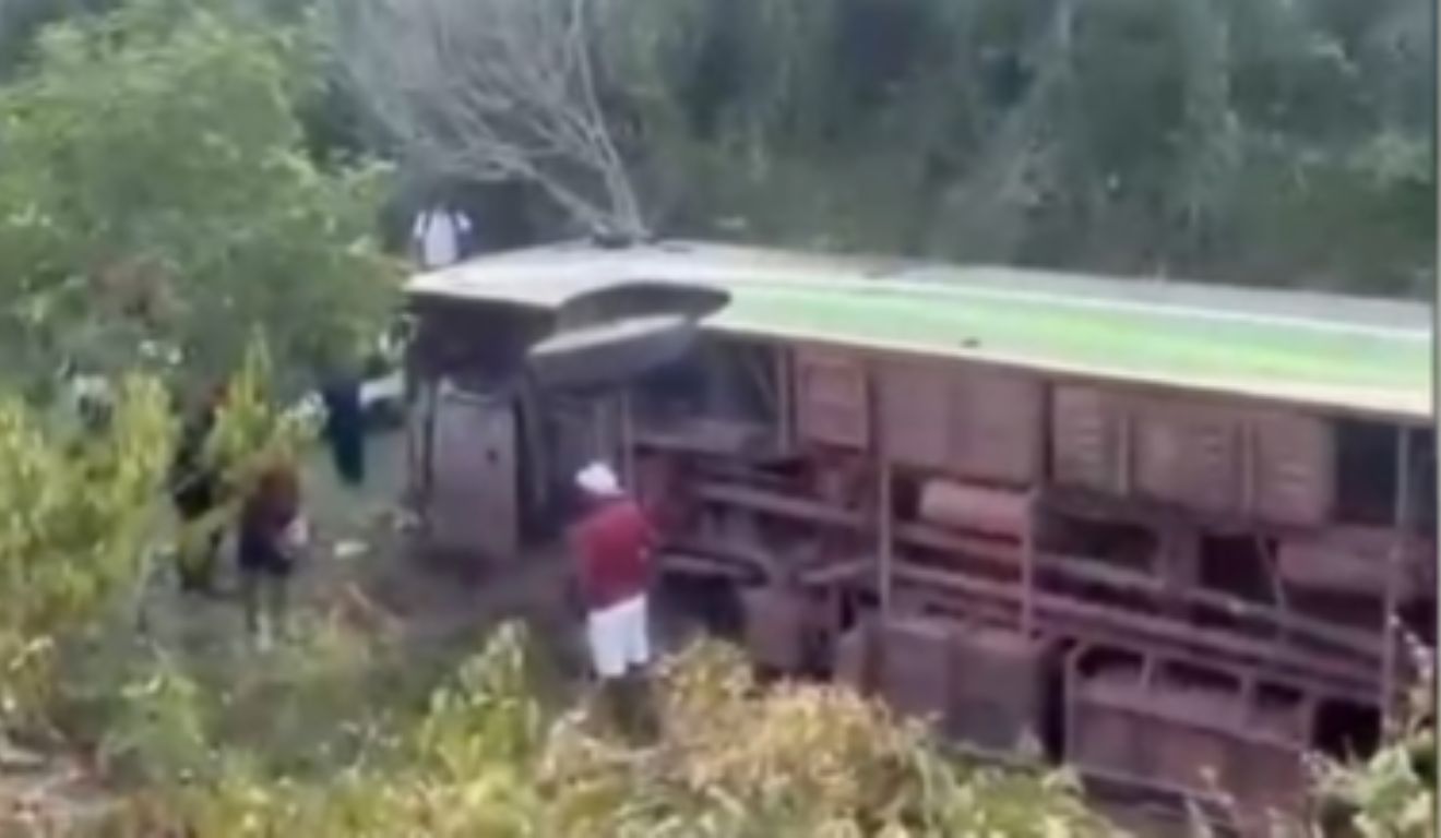O ônibus que transportava pacientes do TFD caiu na ribanceira na estrada
