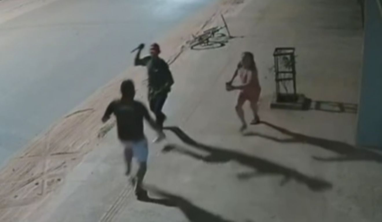 O homem aborda o casal e ameaça a vítima com uma faca para cometer o assalto