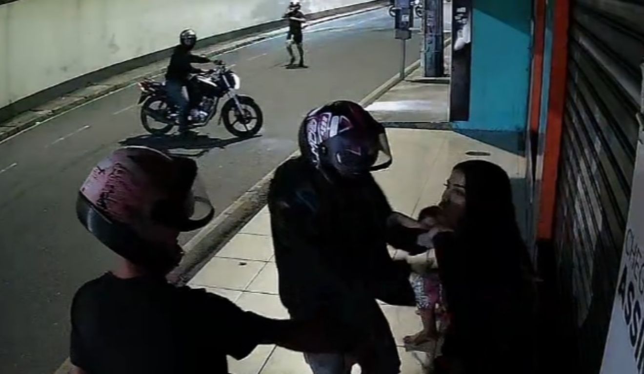 Os suspeitos que estavam nas garupas das motos atacam as vítimas