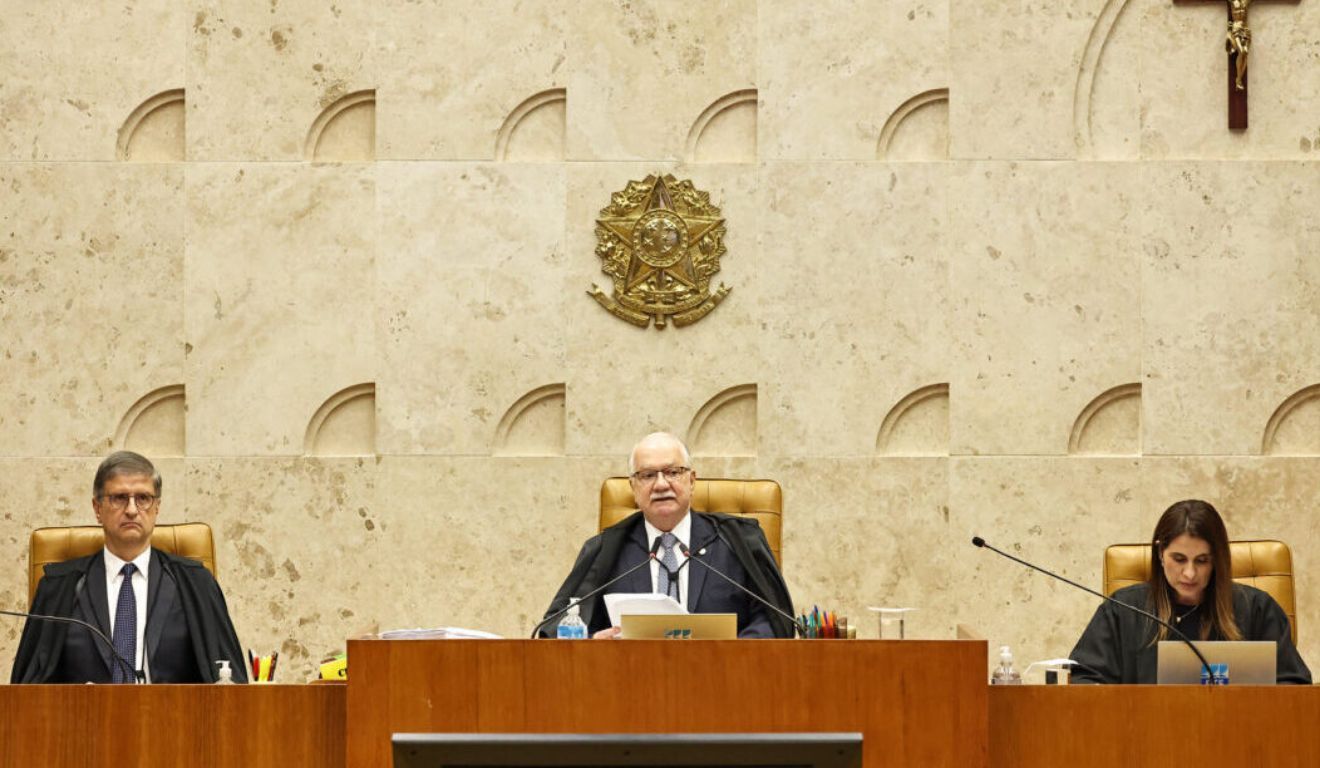 As discussões entre os ministrou sobraram até para Edson Fachin (ao centro), presidente do STF